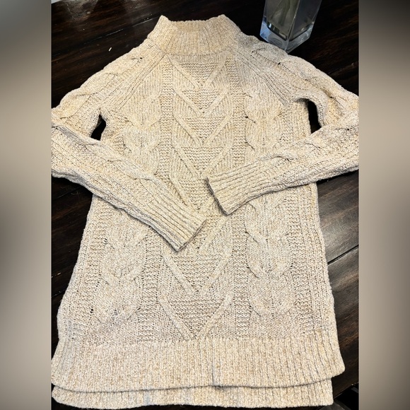 Old Navy Women's Beige Cable Knit Turtleneck Sweater - Picture 4 of 4